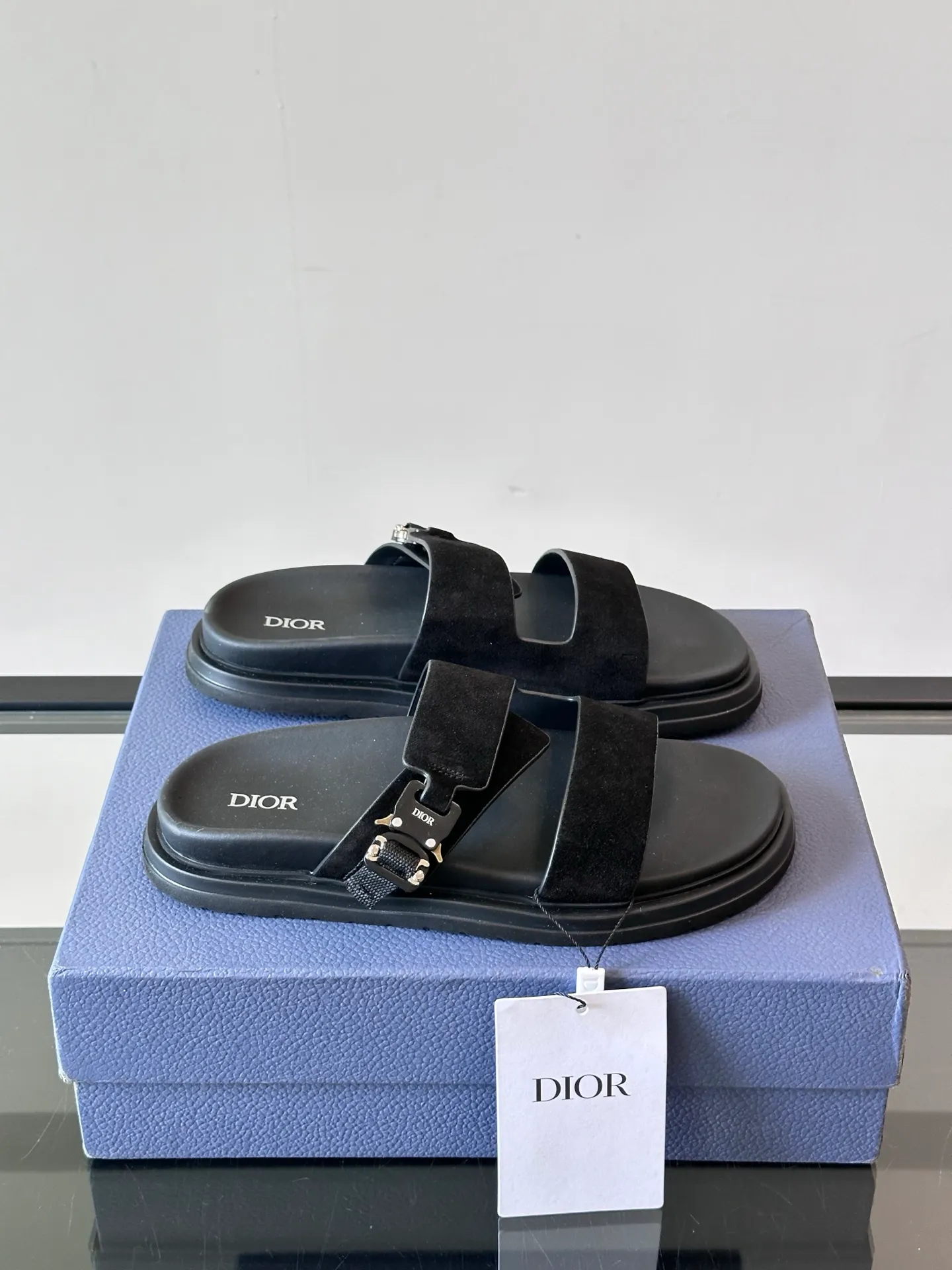 Factory price: 300💰Dior Aqua men's sandals and slippers. Showcasing Dior haute couture design. The Dior gray suede strap is accented with an aluminum Dior buckle for added style. Paired with a comfortable tonal notch sole, they pair easily with shorts or jeans for a sophisticated look. Main body: suede cow leather, technical fabric lining: cow leather, with adjustable straps, aluminum Dior buckle, Dior gray EVA insole, tonal notch rubber outsole splicing structure👌👌 size: 38-44 (45.46 customized)